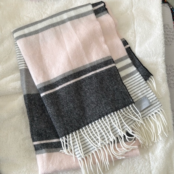 Calvin Klein Accessories - Calvin Klein pink/gray knit fringe blanket scarf
